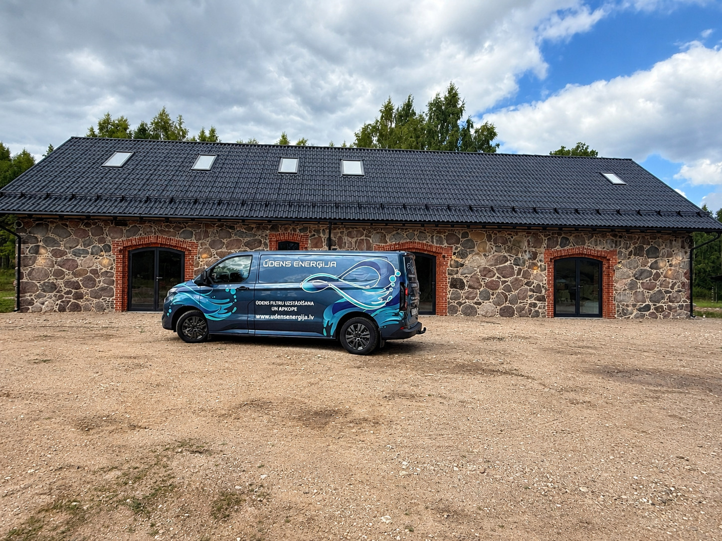 Mīlestības Tempļa ēka un Ūdens Enerģija automašīna